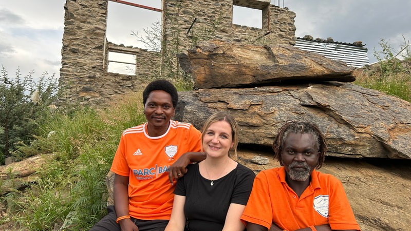 Nixon und Anne Marcus sowie der Bruder und Platzwart David Nakutwima