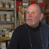 Torsten Bauer in seinem Keller, in dem er Neonkunst herstellt.