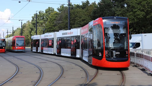 Eine neue Straßenbahn vor ihrer offiziellen Vorstellung auf dem Betriebshof der BSAG in Bremen.