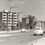 Heinrich-Plett-Allee mit Autoverkehr zwischen Wohnblöcken