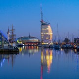 Blick über das Hafenbecken des Neuen Hafens auf die Bremerhavener Skyline