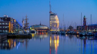 Blick über das Hafenbecken des Neuen Hafens auf die Bremerhavener Skyline