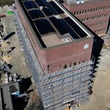 Das neue Polizeirevier Bremerhaven-Geestemünde von oben. Außen am Gebäude stehen noch Baugerüste.