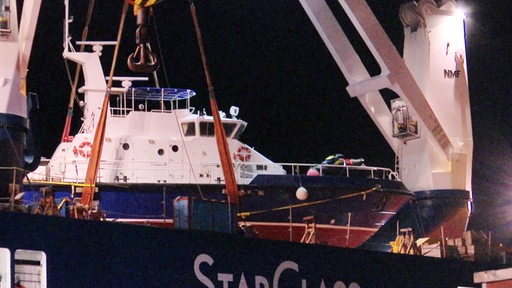 Ein neues Schiff der Sea Shepherd wird vom Transportschiff gehoben. 