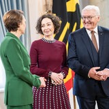 Ein Mann und zwei Frauen stehen in einem Raum