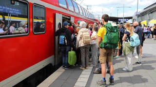 Bahn-Fahrgäste beim Einstieg