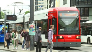 Eine haltene Straßenbahn in der Bahnstation in Bremen. 