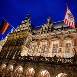 Am Rathaus in Bremen wehen die Bremer Flagge und die Deutschlandfahne.
