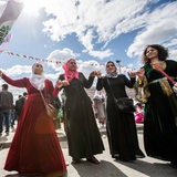Kurdische Frauen führen einen traditionellen Tanz zum Newroz-Fest auf.