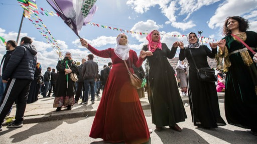 Kurdische Frauen führen einen traditionellen Tanz zum Newroz-Fest auf.