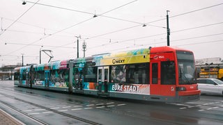 Mit Graffiti bemalte Straßenbahn