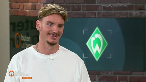 Der Werder Bremen Spieler Nick Woltemade im buten un binnen Studio. 