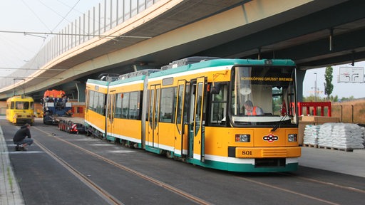 Die weltweit erste Niederflurstraßenbahn kommt per Tieflader zurück nach Bremen.