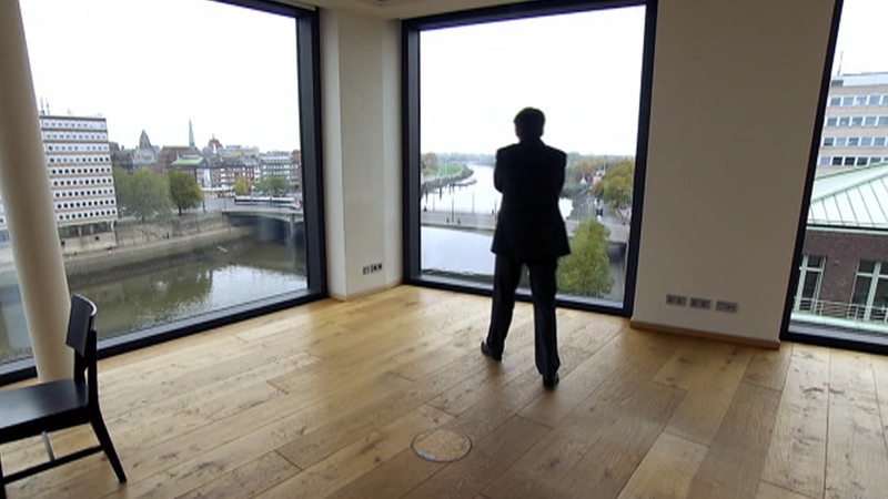 Niels Stolberg in seinem Büro an der Weser (Archivbild)