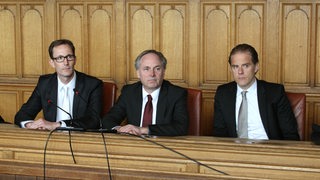 Niels Stolberg und seine Anwälte sitzen im Gericht