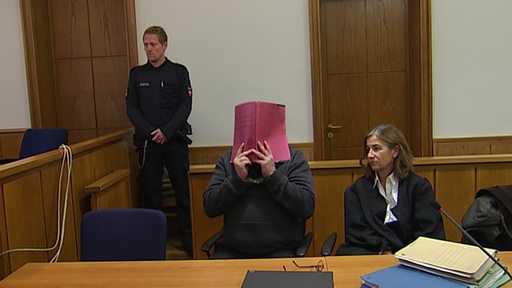 Niels Högel sitzt neben seine Anwältin auf der Anklagebank