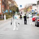 Mitarbeiter der Spurensicherung der Polizei arbeiten in der Friedrichstraße in Nienburg.