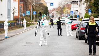 Mitarbeiter der Spurensicherung der Polizei arbeiten in der Friedrichstraße in Nienburg.