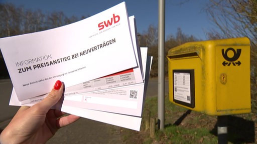 Mehrere der Bremer Stadtwerke mit der Info zum Preisanstieg bei Neuverträgen vor einem Briefkasten