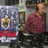 Der Bremer Nikel Pallat hört Musik im Plattenladen, rechts das Buch über sein Leben.