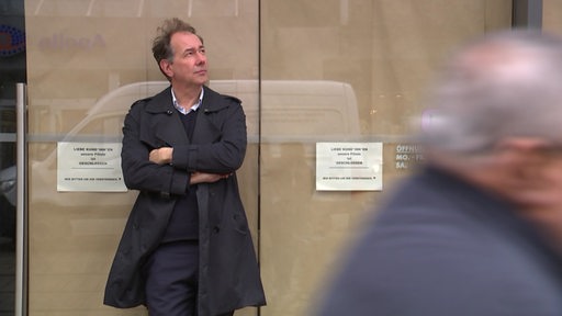 Der Architekturkritiker Niklas Maak vor einem leerstehenden Geschäft in der Bremer Innenstadt