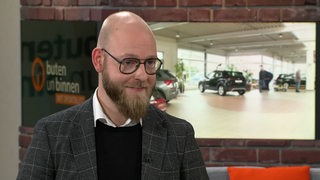 Nils Braunöhler im Studio von buten un innen.