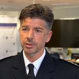 Nils Matthiesen, der Sprecher der Bremer Polizei, gibt ein Interview.