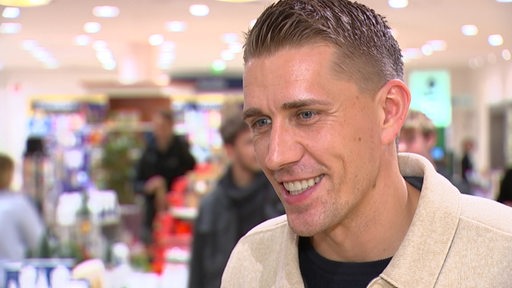 Der ehemalige Fussball-Profi Nils Petersen in einer Buchhandlung.