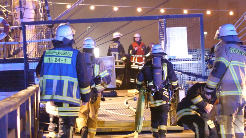 Feuerwehrleute auf der Seute Deern Bremerhaven