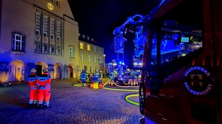 Ein Feuerwehrauto steht in der Nacht vor dem Rathaus in Delmenhorst.