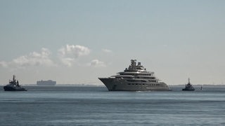 Die Luxusjacht "Dilbar" wird von zwei Schleppern gezogen.