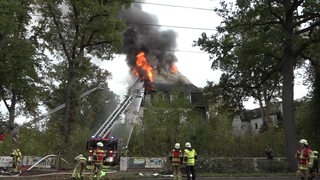 Der Dachstuhl eines Hauses in Horn-Lehe steht in Flammen.