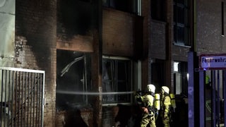 Feuerwehrleute löschen einen Brand in einer Schule