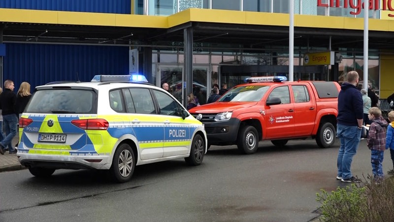 Polizeiwagen steht vor Ikea in Brinkum