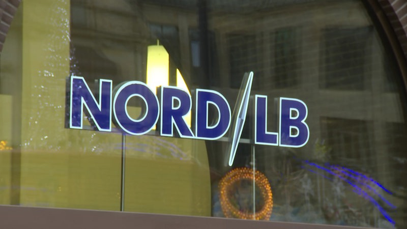 Das Logo der Nord/LB in einem Fenster.