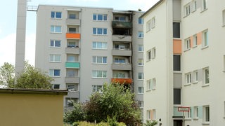 Die verkohlte Fassade des mehrstöckigen Wohnhauses.
