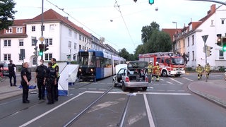 Unfallstelle zwischen einer Straßenbahn und einem Kleinwagen auf einer Kreuzung in Bremen-Walle.