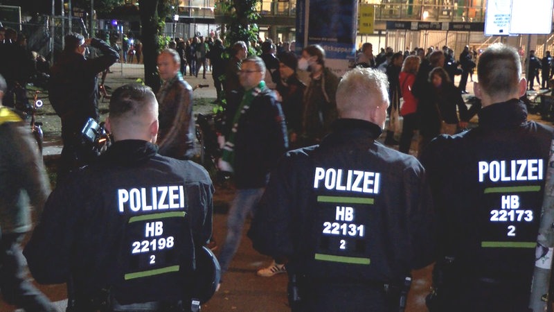 Eine Reihe Polizisten vor dem Weser-Stadion
