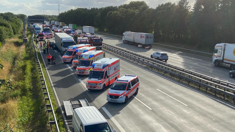 Eine Unfallstelle auf der Autobahn 1 zwischen Oyten und Posthausen.