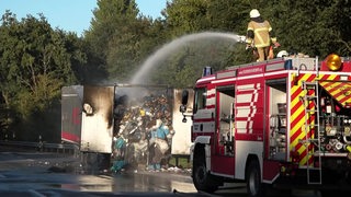 Die Feuerwehr löscht einen Lkw