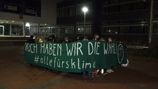 Demonstranten hinter Banner