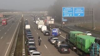 Auf der A27 in Bremen staut sich der Verkehr wegen einer Sperrung.