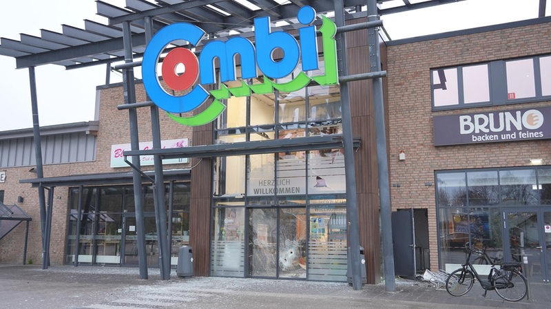 Der Eingangsbereich eines Supermarkts in Oldenburg wurde zerstört. Unbekannte haben einen Geldautomaten gesprengt, der sich in dem Markt befand.
