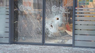 Der Eingangsbereich eines Supermarkts in Oldenburg wurde zerstört. Unbekannte haben einen Geldautomaten gesprengt, der sich in dem Markt befand.