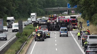 Ein umgekippter Sattelschlepper liegt auf der Autobahn.