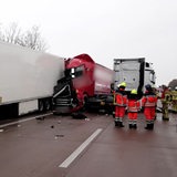Die Fahrbahn der A1 beim Dreieck Stuhr ist nach einem Glatteis-Unfall gesperrt. 