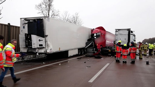 Die Fahrbahn der A1 beim Dreieck Stuhr ist nach einem Glatteis-Unfall gesperrt. 