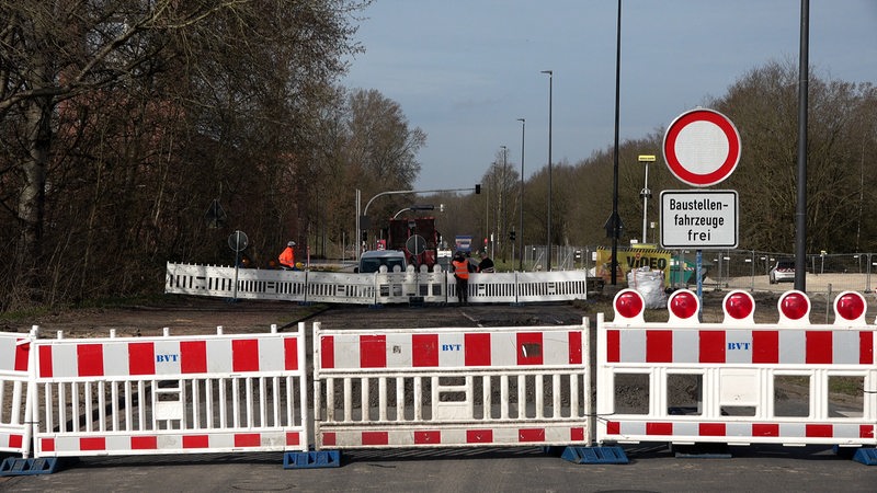 Auf einer Straße ist wegen einer Baustelle eine Sperrung eingerichtet.