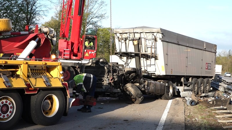 Transporter wird nach Unfall abgeschleppt