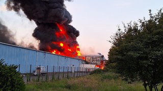 Großbrand in einer Lagerhalle in Thedinghausen.